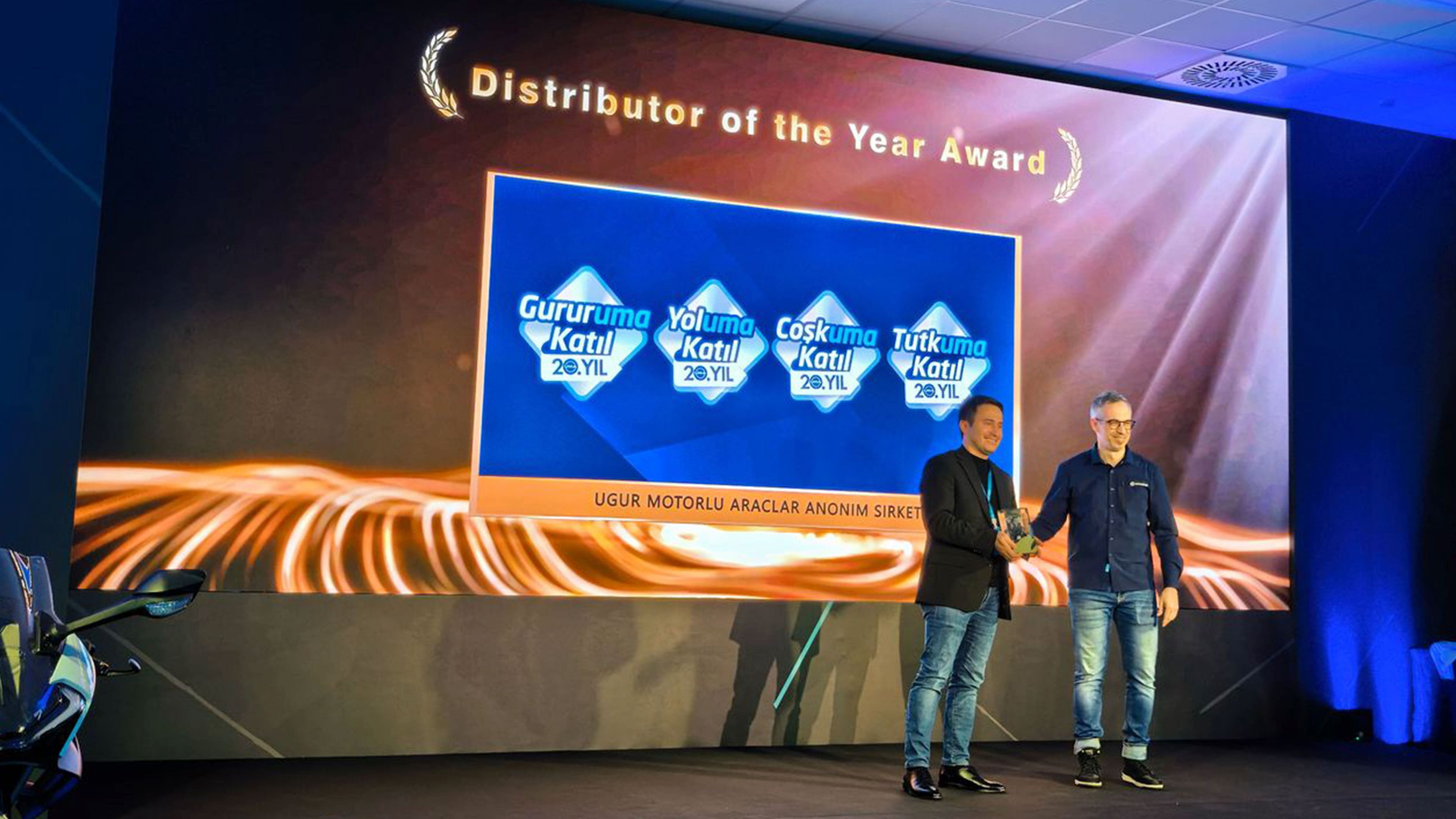 UMA, ''DISTRIBUTOR OF THE YEAR'' dlne Layk Grld!